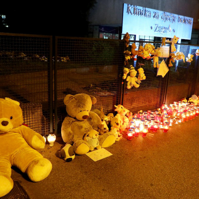 Ispred Klinike u zagrebačkoj Klaićevoj ulici građani su nakon smrti djevojčice na Uskrs palili svijeće i ostavljali igračke