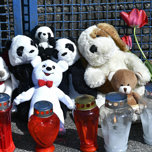 Svijeće, cvijeće i plišane igračke za djevojčicu iz Nove Gradiške koja je preminula zbog roditeljskog zlostavljanja.&lt;br /&gt;
 