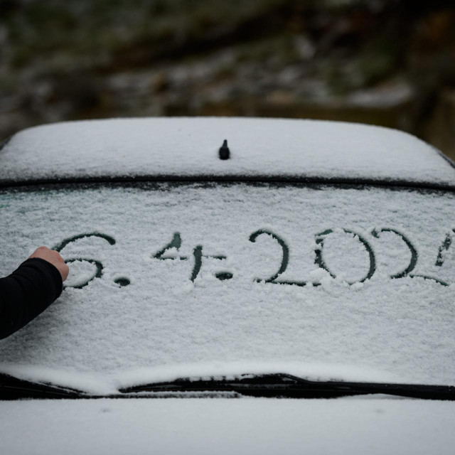Sibenik, 060421.&lt;br /&gt;
Najavljeno zahladjenje donjelo pad temperature i snijeg Dalmatinskoj zagori.&lt;br /&gt;
