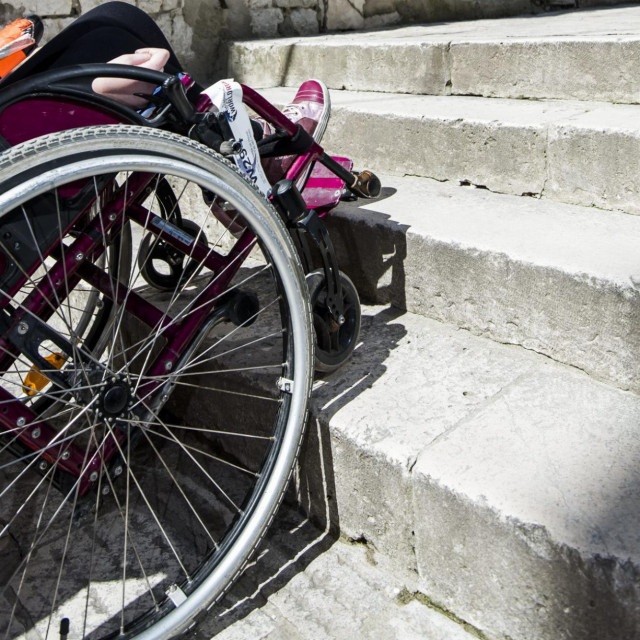Invalidi se i u kolicima otežano kreću po gradu