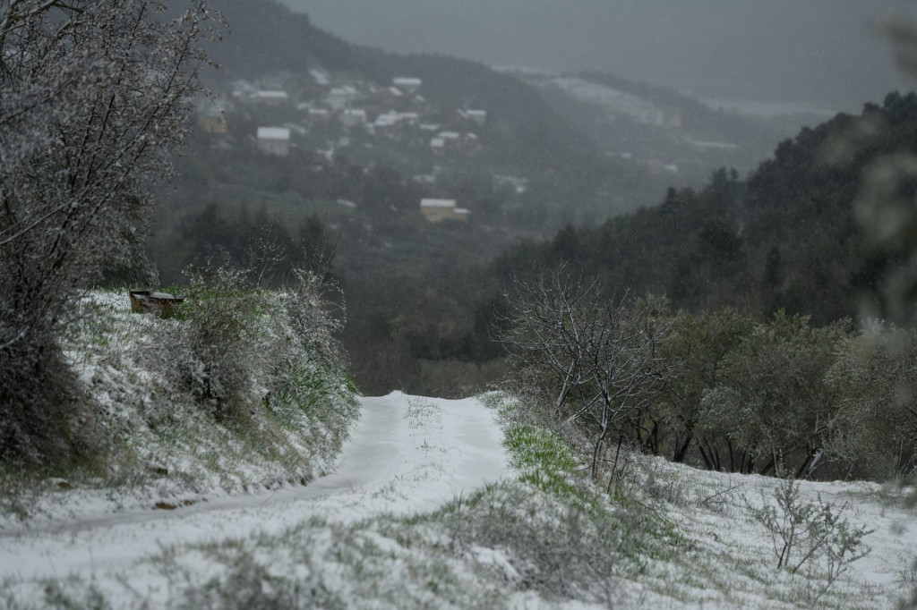Najavljeno zahladjenje donjelo pad temperature i snijeg Dalmatinskoj zagori