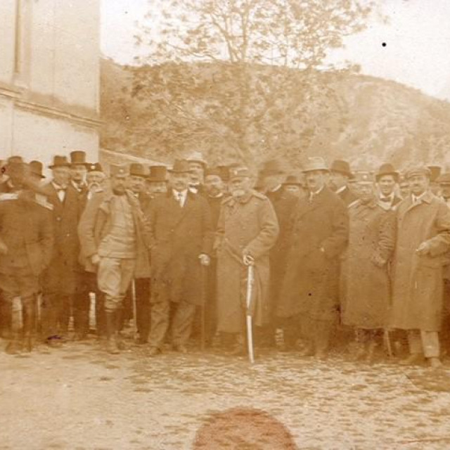 Obrovac, 7. travnja 1921.: Dr. Uroš Desnica i general Milić s Obrovčanima (Fundus Dvora Janković)
