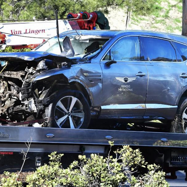 Automobil Tigera Woodsa nakon prometne nesreće.