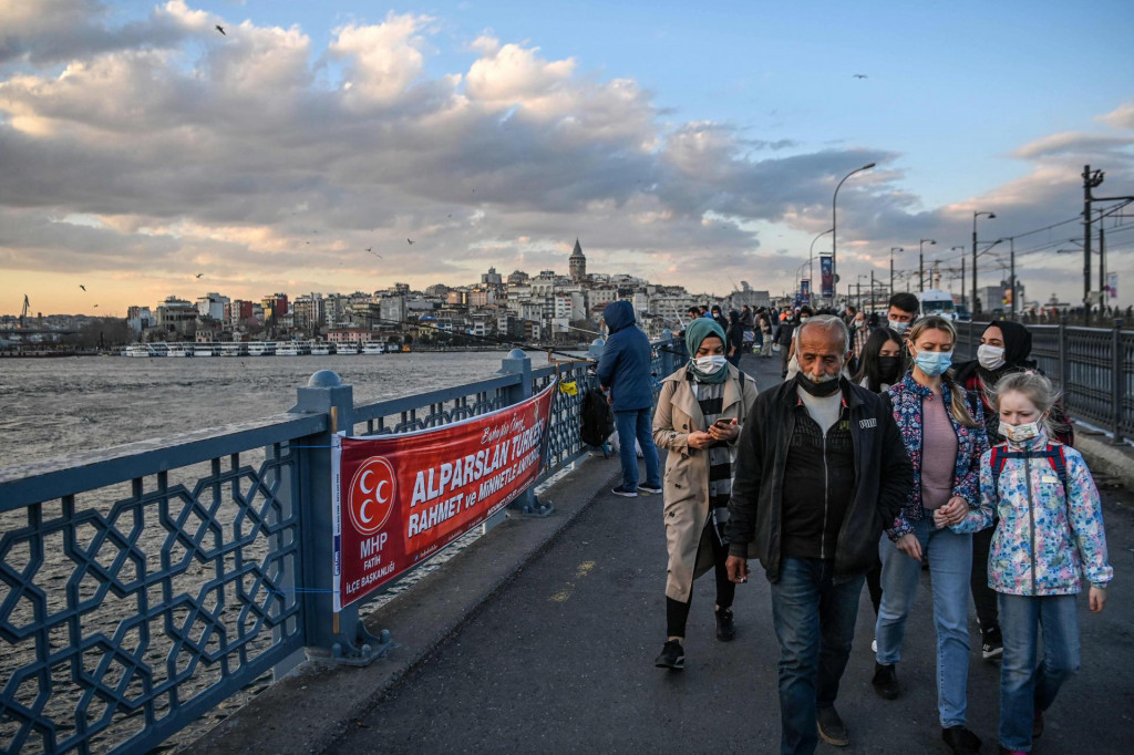 U Istanbulu kao i u cijeloj Turskoj svi građani na otvorenom nose zaštitne maske.