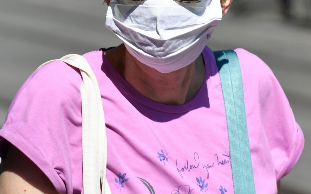Zbog sve lošije epidemiološke situacije i straha od zaraze neki zaštitne maske nose i na otvorenom