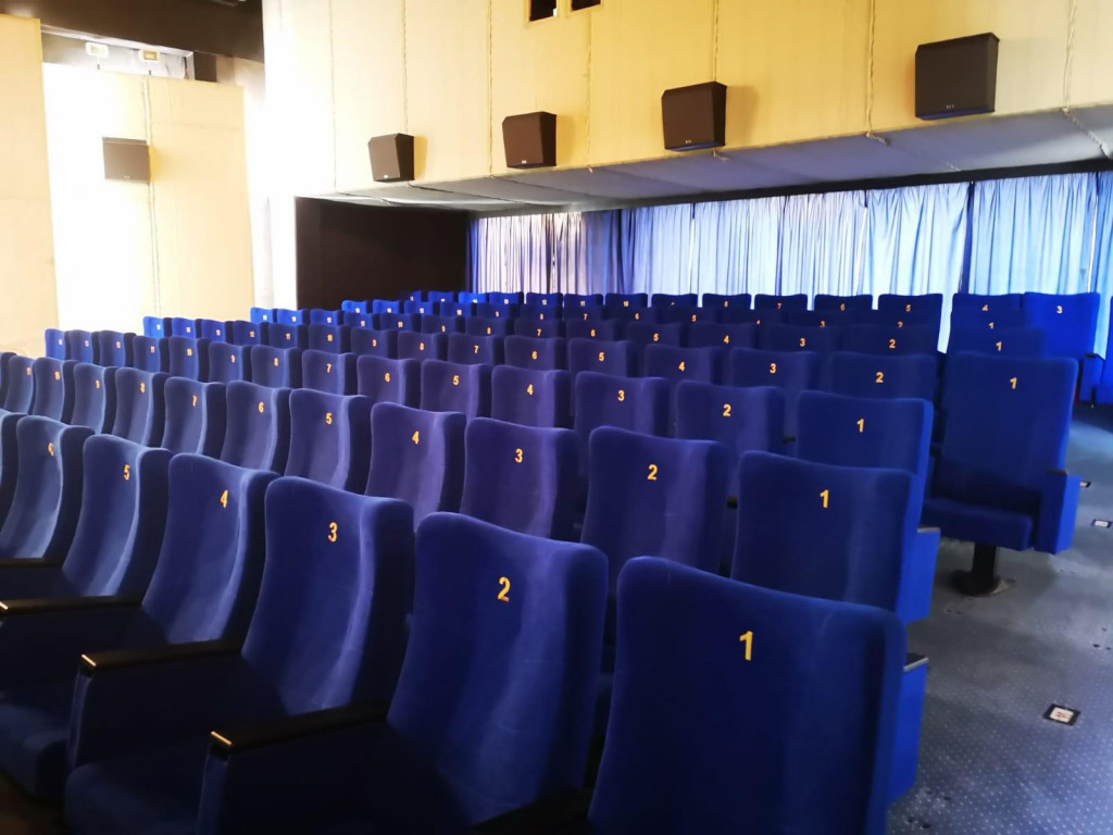 Nove sjedalice u kinodvorani u Podgori