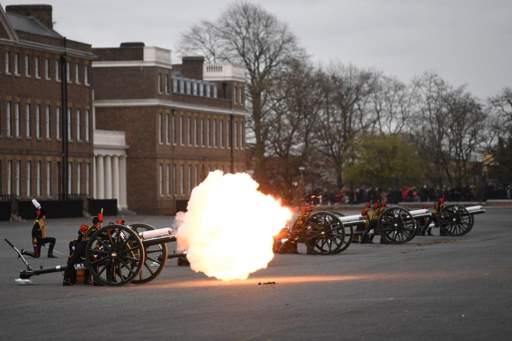 U počasnoj paljbi na Parade Groundu ispred vojarne Woolwich sudjelovala je artiljerija koja datira iz prvog svjetskog rata 