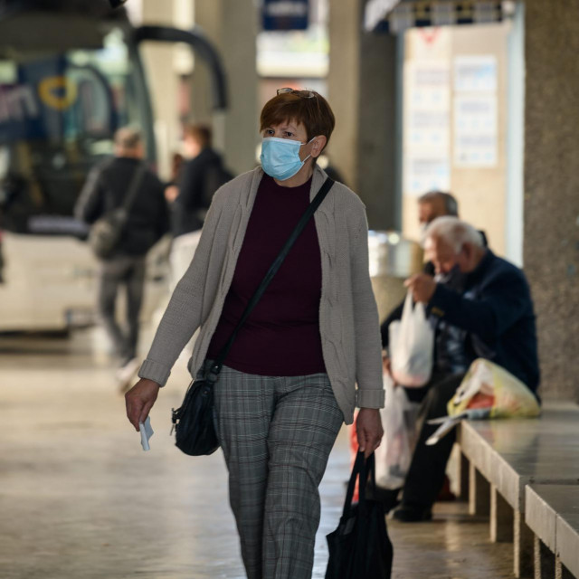 Sibenik, 010421.<br />
Zbog pogorsavanja epidemioloske situacije i novim mjera sve vise gradjana na ulicama grada nosi zastitne maske.<br />
