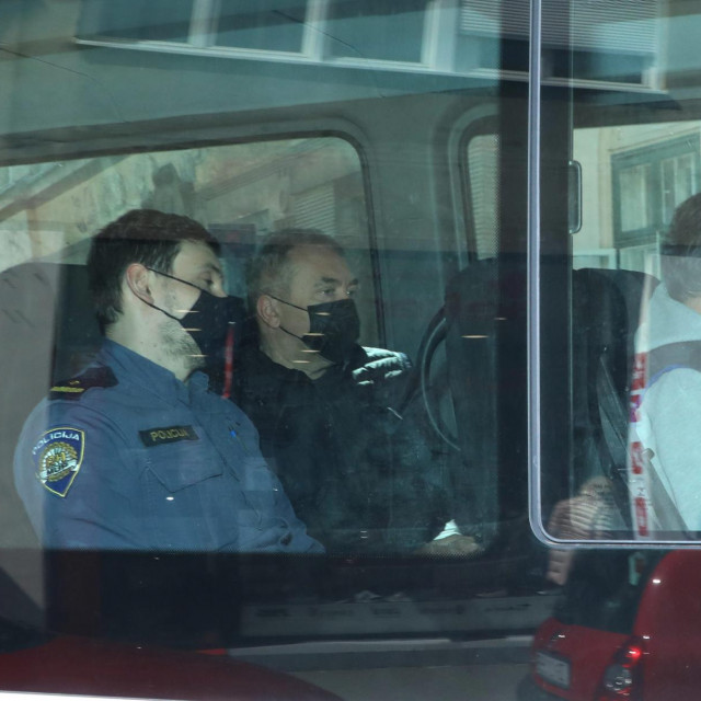 Na fotografiji: Dragan Kovačević doveden je na sud u pratnji policije.&lt;br /&gt;
 