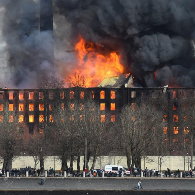 Požar u povijesnoj tvornici u Saint Petersburgu.