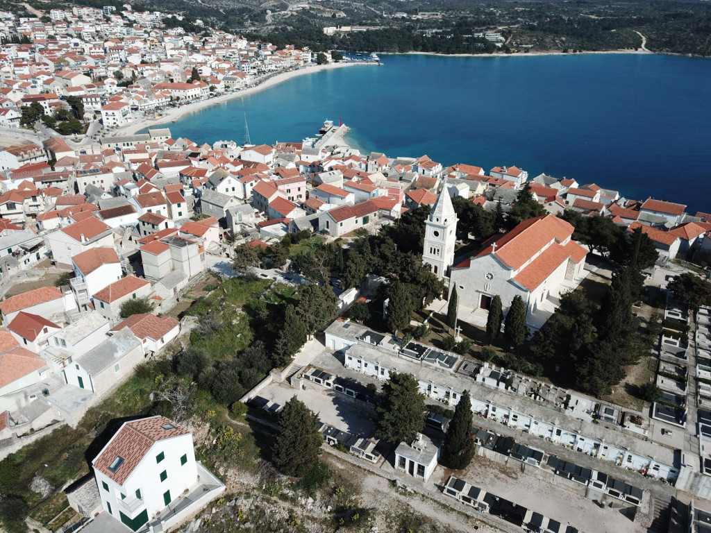 Prema Urbanističkom planu, obuhvat turističke zone Marina Lučica iznosi 16,82 hektara
