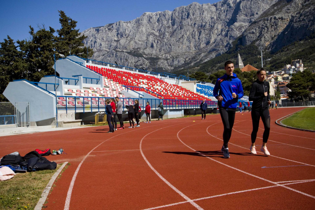 U obnovu atletske staze Grad Makarska i Gradski sportski centar uložili su 500.000 kuna. To je prva sanacija atletske staze od 1990., kada je izgrađena