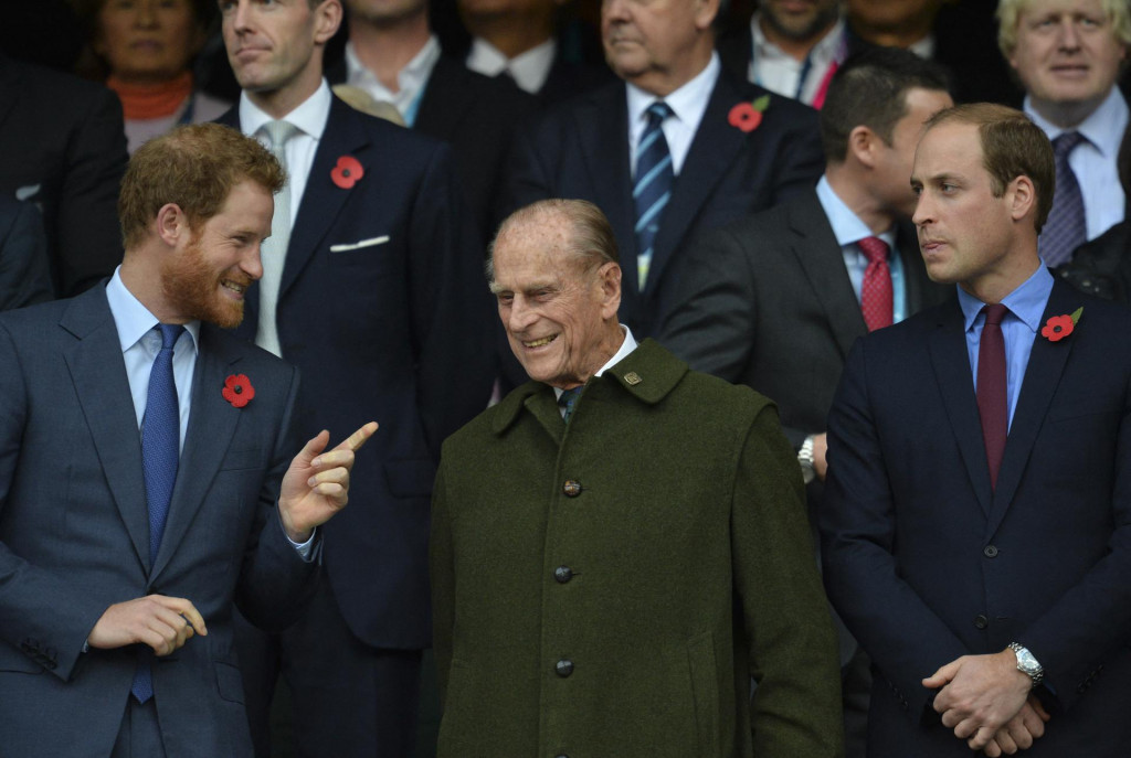 Harry i Willaim s djedom Philipom na utakmici ragbijaškog svjetskog prvenstva u Londonu u listopadu 2015. godine