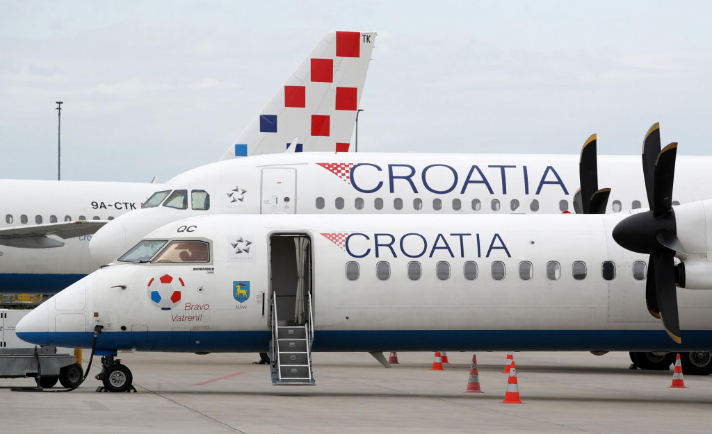 Zrakoplovi Croatia Airlinesa na zagrebačkoj zračnoj pisti - propast kompanije značila bi i prometnu izoliranost nekih područja, primjerice dubrovačkog&lt;br /&gt;
 