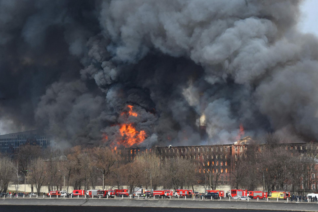 Gašenje požara u povijesnoj tvornici u Saint Petersburgu traje od ponedjeljka. 