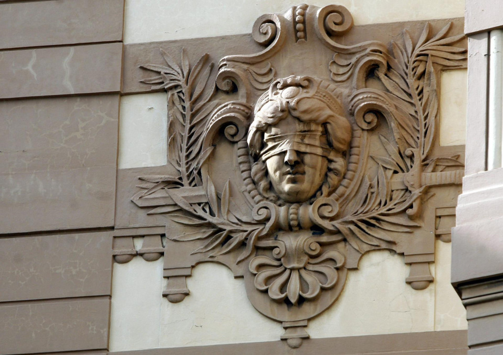 Detalj s fasade Općinskog i Županijskog suda u Rijeci.&lt;br /&gt;
 