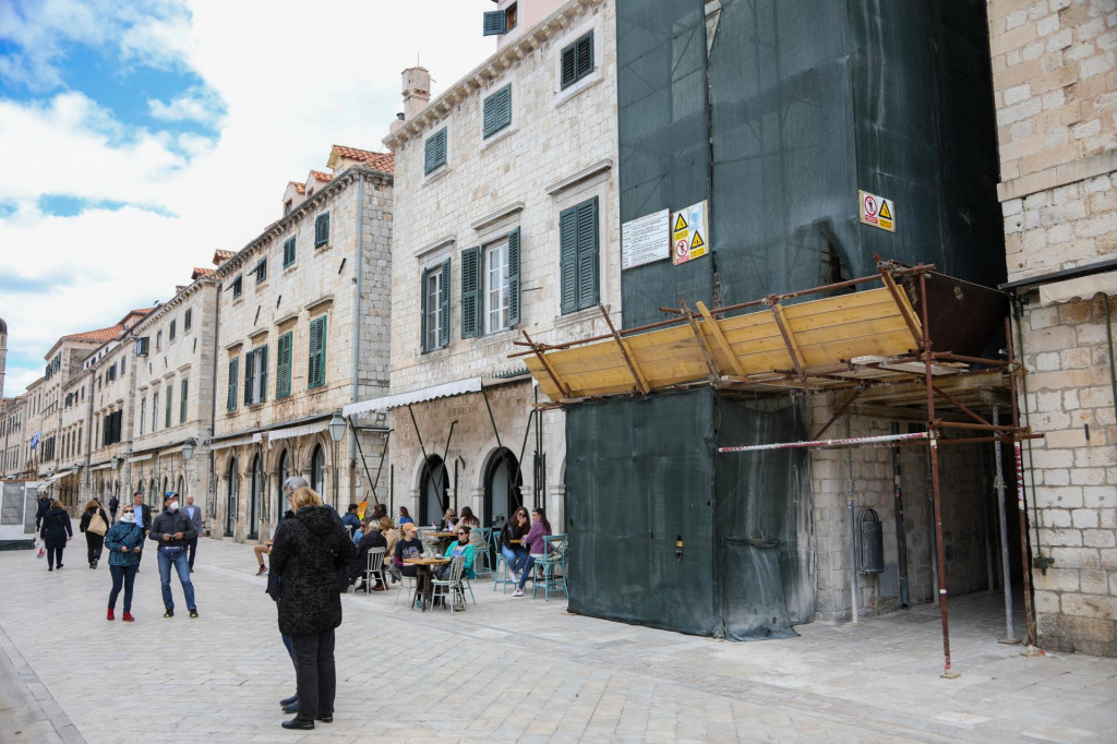 Zavod za obnovu Dubrovnika uz suglasnost konzervatora trenutačno dovršava zahvate na bloku zgrada omeđenog ulicama Placa, Žudioska, Prijeko i Kovačka.