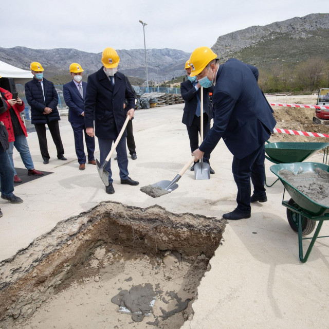 Zajedničkim polaganjem kamena temeljca su Andro Krstulović Opara, Blaženko Boban i Frane Barbarić označili početak radova