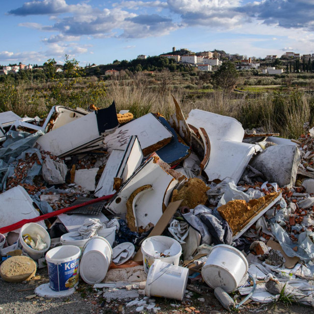 Neodgovorni građani su ilegalnim odlaganjem otpada gotovo zatrpali cestu Turnovac, sjeverno od naselja Kamen