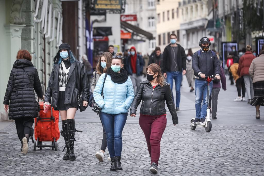 U Ljubljani se šeta s maskama 