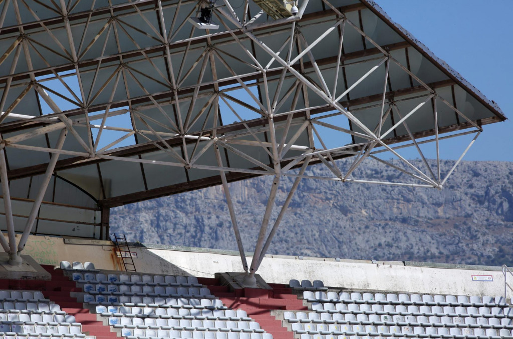 Derutna konstrukcija Hajdukovog stadiona na Poljudu.&lt;br /&gt;
 