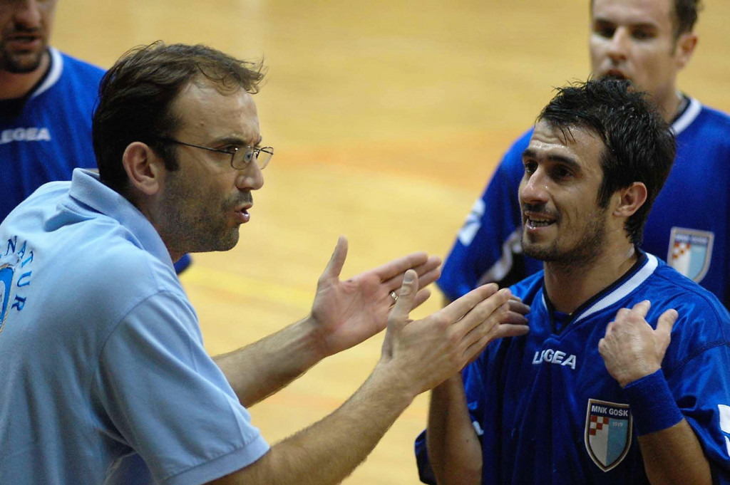 Square, kad je igrao pod imenom GOŠK, predsjednik je bio Dubravko Čikor - trener Bartul Vukojević u razgovoru sa Sandrom Salacanom, obojica su nosila dres hrvatske reprezentacije