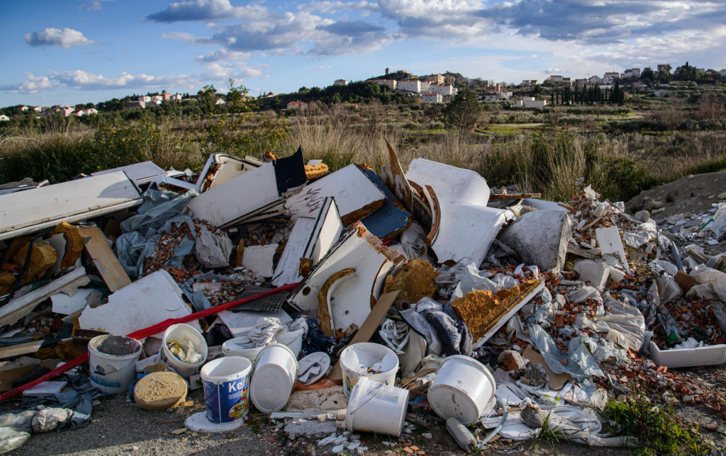 Neodgovorni građani su ilegalnim odlaganjem otpada gotovo zatrpali cestu Turnovac, sjeverno od naselja Kamen