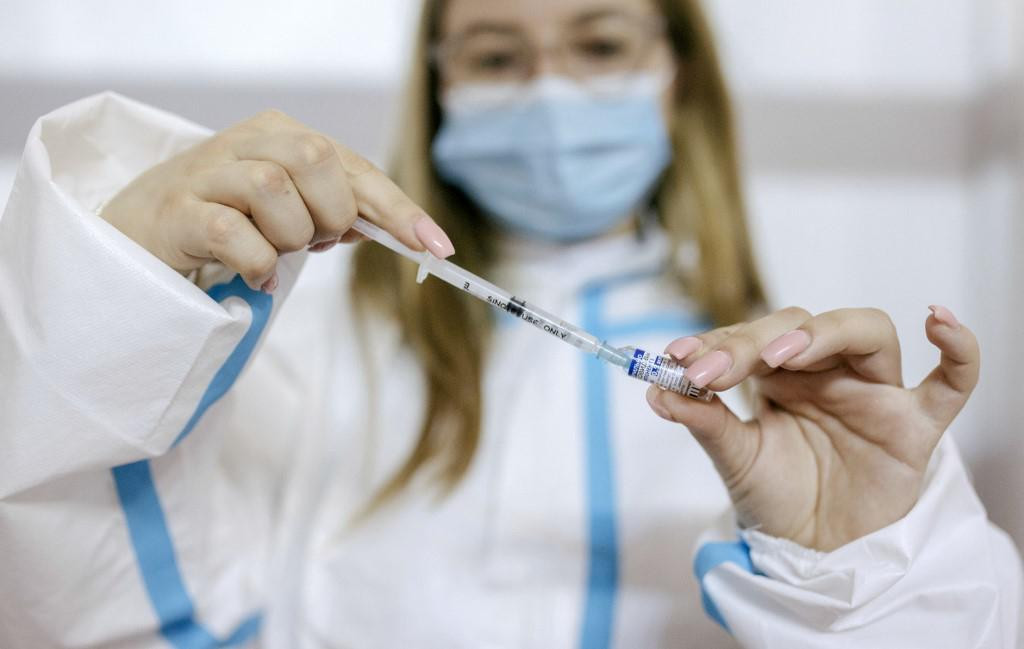 Medicinska sestra iz Srbije priprema cjepivo
