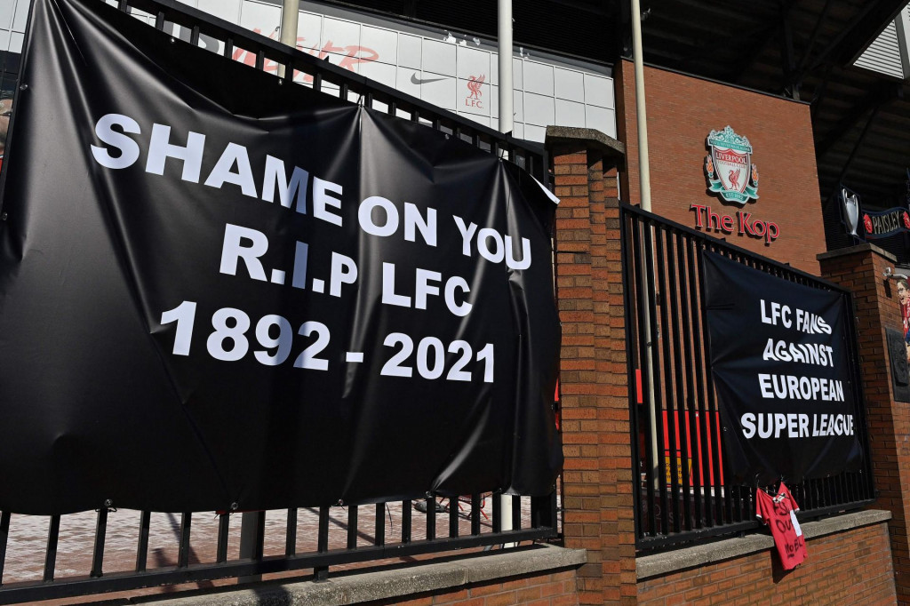Natpis koji su navijači Liverpoola objesili ispred Anfielda