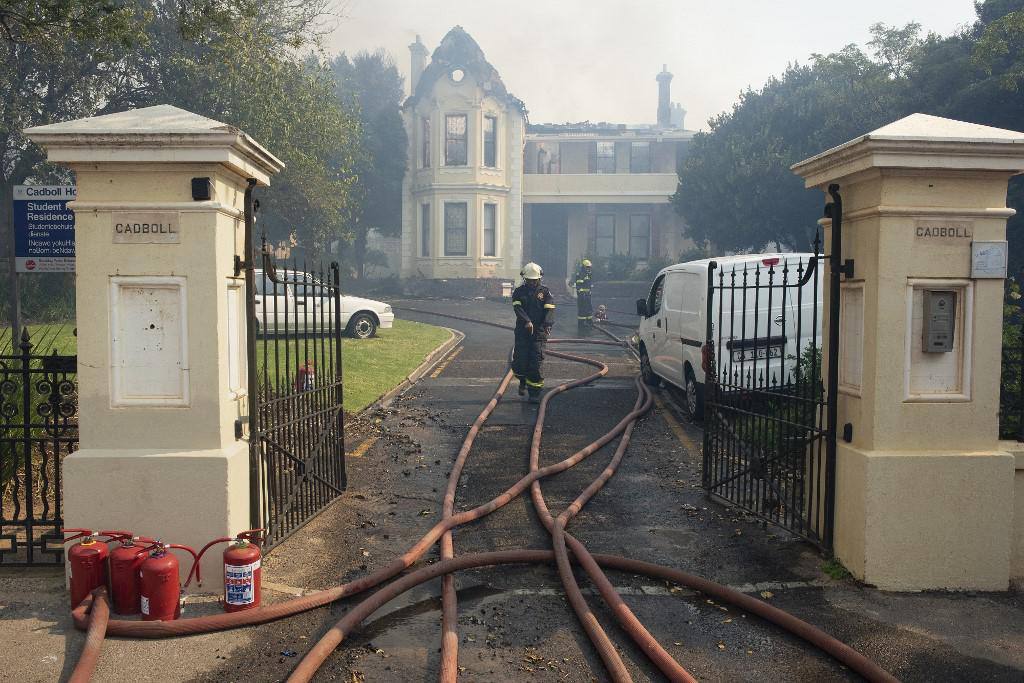 Vatrogasci pregledavaju kuću stradalu u požaru