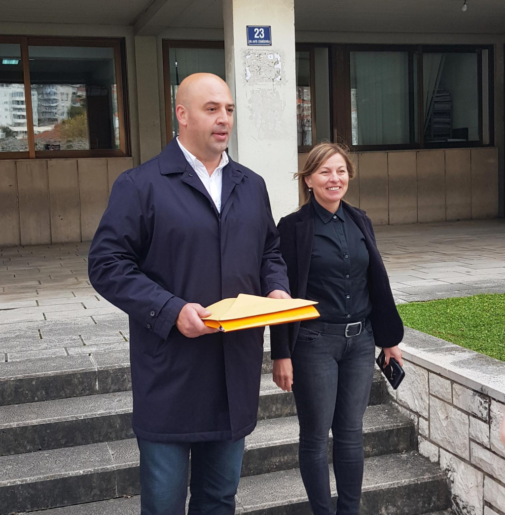 Roko Tolić u pratnji Maje Erak predao je Izbornom povjerenstvu prikupljene potpise potpore za kandidaturu
