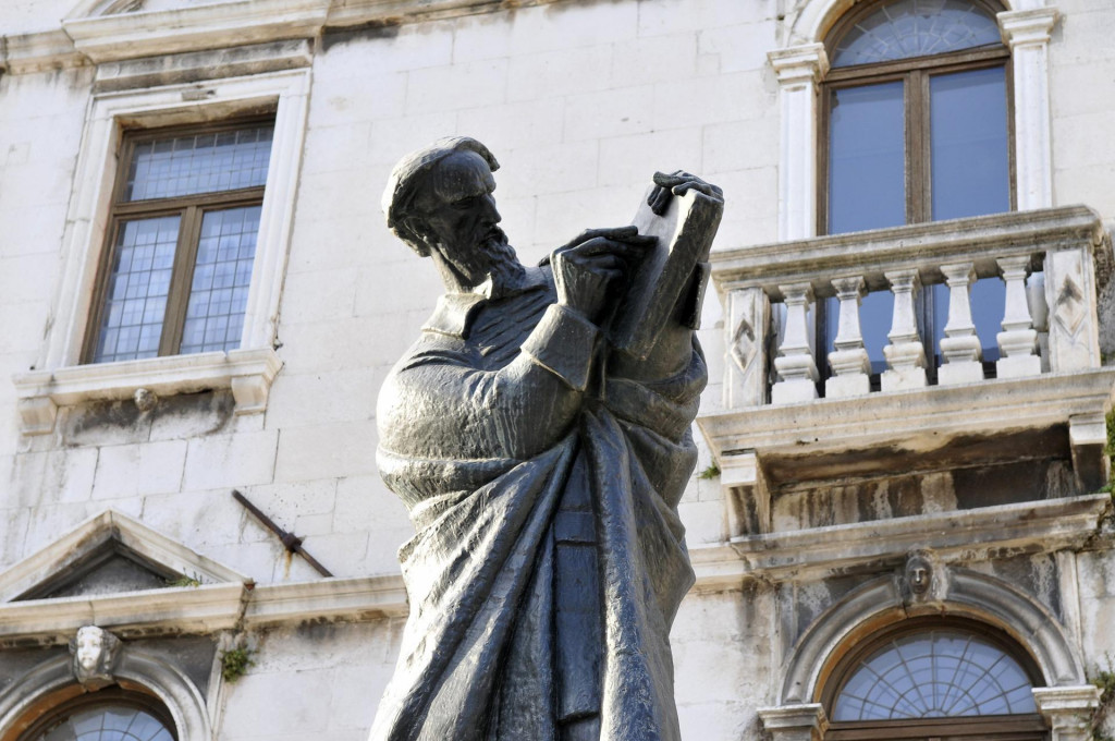 Spomenik Marka Marulića na splitskom Voćnom trgu