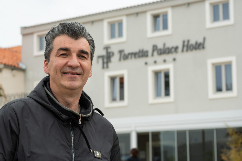Toretta Palace Hotel vlasnika Jole Kadije u Turnju kraj Zadra.&lt;br /&gt;
Na fotografiji: Jole Kadija.&lt;br /&gt;
 