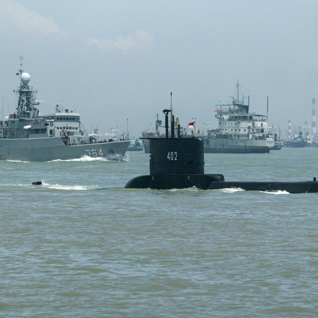 Nestala indonezijska podmornica - zanimljivo da je na fotografiji lijevo od podmornice i školski brod oznake 364, nazvan Hajar Dewantara, koji je 1981 izgrađen u splitskom škveru