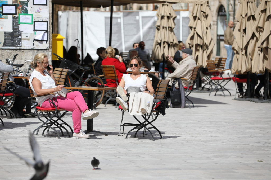 Dubrovnik, 120421.&lt;br /&gt;
Otvorene terase dubrovackih kafica. Gradjani koriste suncan dan za ispijanje kave.&lt;br /&gt;