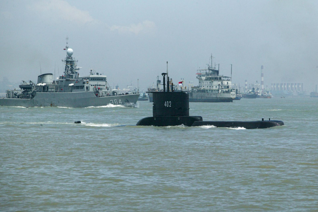 Nestala indonezijska podmornica - zanimljivo da je na fotografiji lijevo od podmornice i školski brod oznake 364, nazvan Hajar Dewantara, koji je 1981 izgrađen u splitskom škveru