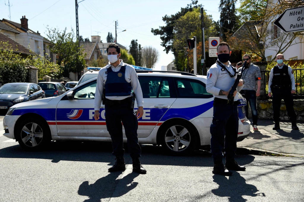 Francuska policajka ubijena je u petak u napadu nožem u policijskoj postaji u blizini Pariza