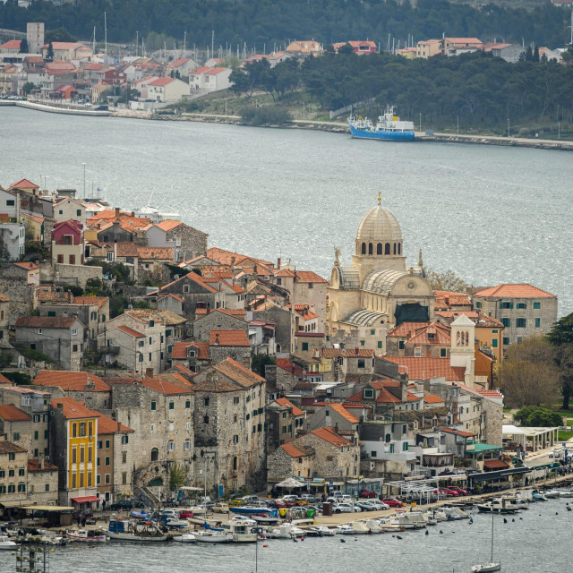 Sibenik, 120421.&lt;br /&gt;
Pogled na grad Sibenik, gradske cetvrti sa vidikovca na brdu Smricnjak.&lt;br /&gt;
Na fotografiji: katedrala Svetog Jakova i stari dio grada.&lt;br /&gt;