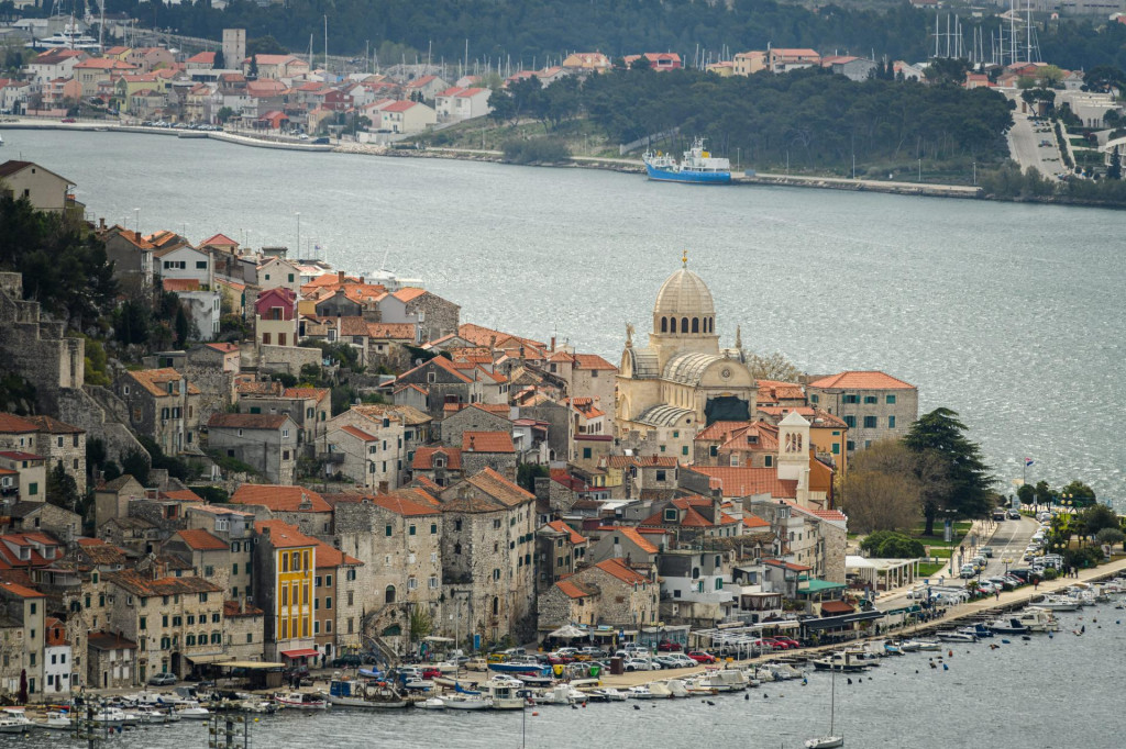 Sibenik, 120421.&lt;br /&gt;
Pogled na grad Sibenik, gradske cetvrti sa vidikovca na brdu Smricnjak.&lt;br /&gt;
Na fotografiji: katedrala Svetog Jakova i stari dio grada.&lt;br /&gt;