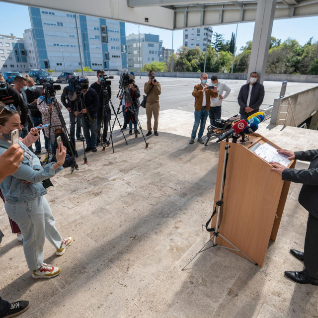 Ministar Vili Beros je danas prilikom radnog posjeta Zadru obisao zadarsku OB i zgradu Poliklinike ispredj koje se na kraju obratio medijima&lt;br /&gt;
 