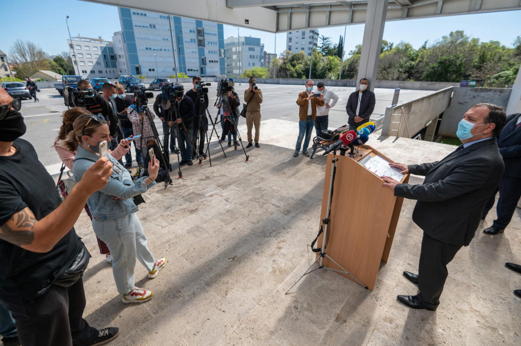 Ministar Vili Beros je danas prilikom radnog posjeta Zadru obisao zadarsku OB i zgradu Poliklinike ispredj koje se na kraju obratio medijima&lt;br /&gt;
 