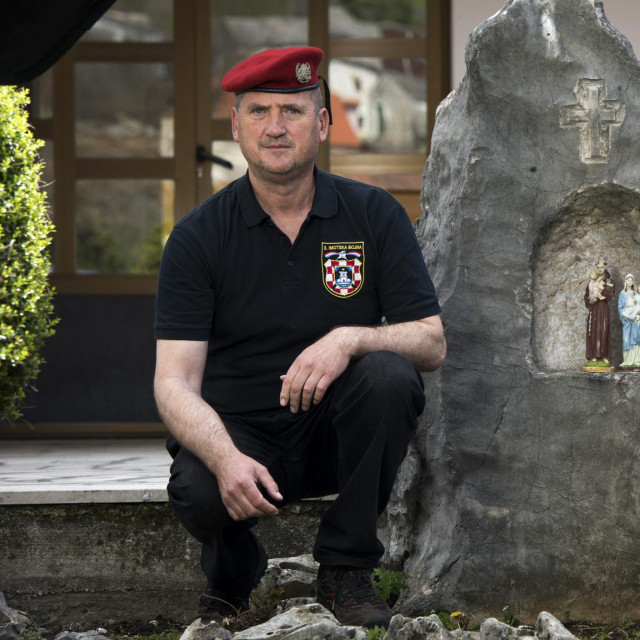 Ante Topić uz kapelicu koju je izdubio u kamenu
