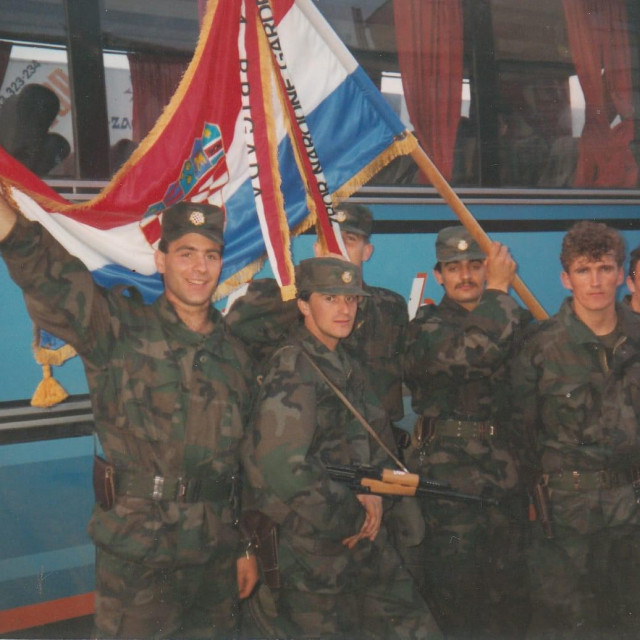 Pripadnici 4. brigade snimljeni nakon postrojavanja u Kranjčevićevoj nakon što su primili zastavu i plamenac