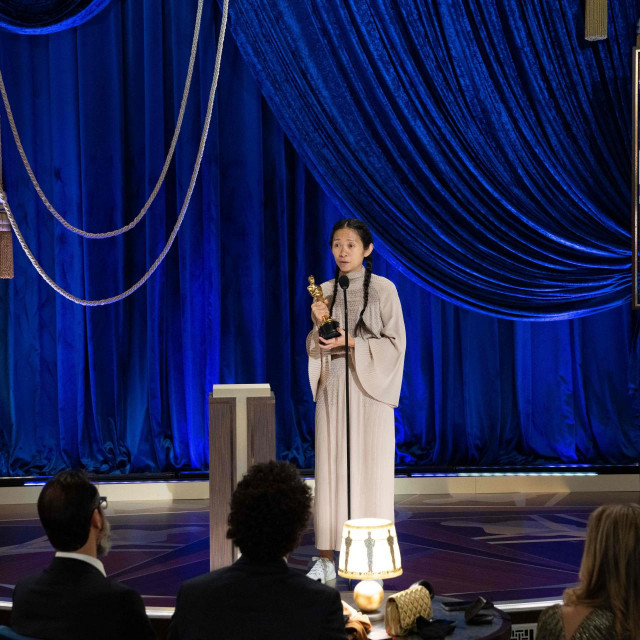 Chloe Zhao prima Oscara za režiju &amp;#39;Zemlje nomada&amp;#39;