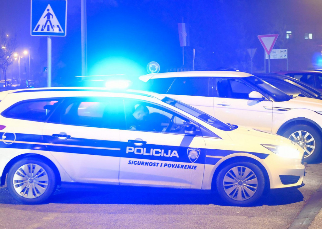 Zagreb, 270120.&lt;br /&gt;
U vecernjim satima na Barutanskom jarku u Maksimiru doslo je pucnjave. Razbojnik je propucao covjeka koji ga je zatekao u provali automobila marke Land Rover. Nakon potjere u kojoj je vatreno oruzje koristila i policija razbojnik je uhicen.&lt;br /&gt;
Na fotografiji: policijski ocevid.&lt;br /&gt;
