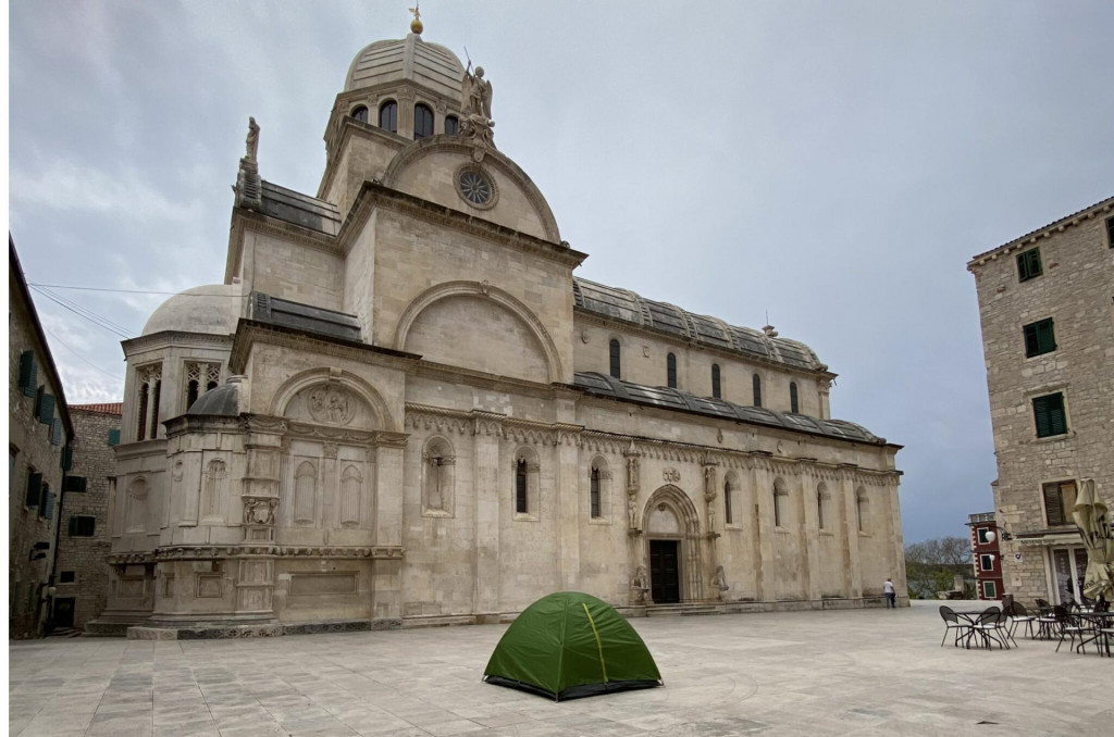 Zekanović je postavio šator ispred katedrale te tako još jednom negodovao zbog namjere gradskih vlasti da kod tvrđave sv. Ivane postave turski yurt