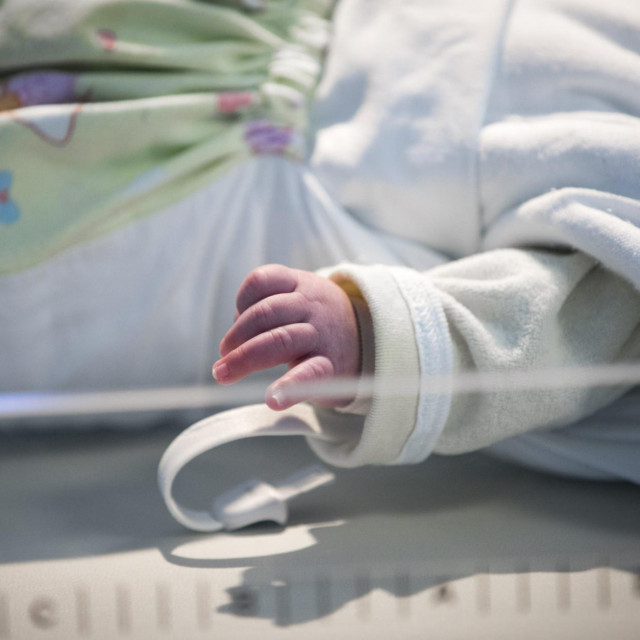 Srbija plače za bebom koju je mlada majka nakon poroda odlučila ostaviti u kanti za smeće.