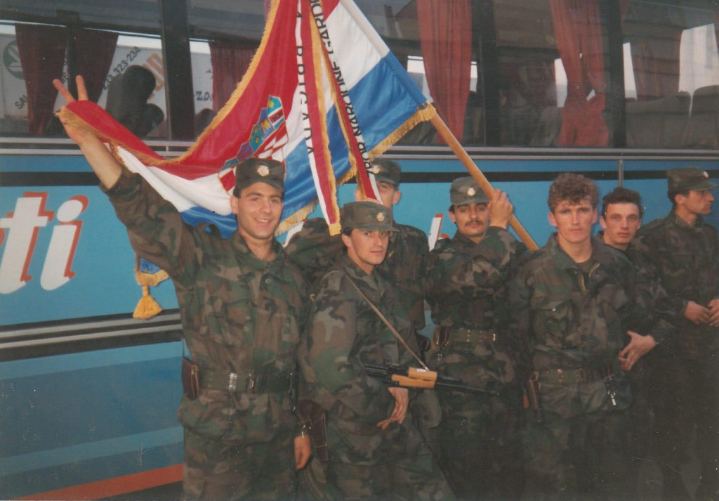 Pripadnici 4. brigade snimljeni nakon postrojavanja u Kranjčevićevoj nakon što su primili zastavu i plamenac