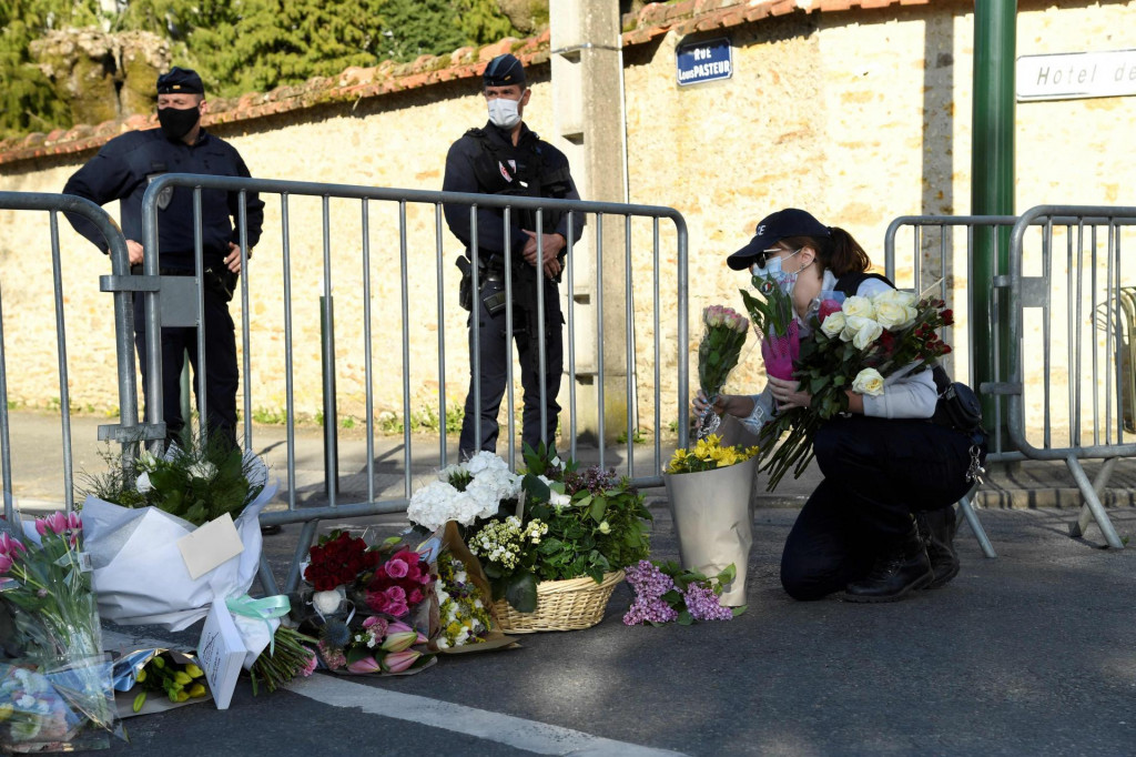Cvijeće ispred policijske stanice u blizini Pariza gdje je nesretna policijska administrativna djelatnica probodena nožem