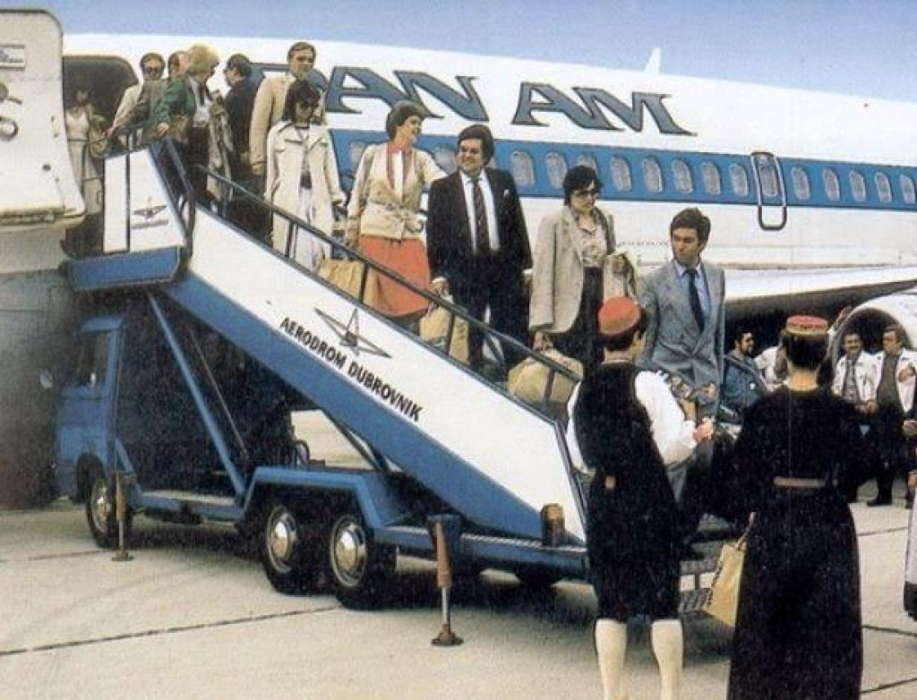 Doček putnika s Pan Americanova leta za Dubrovnik. Linija je izdržala od 1983. do 1991.